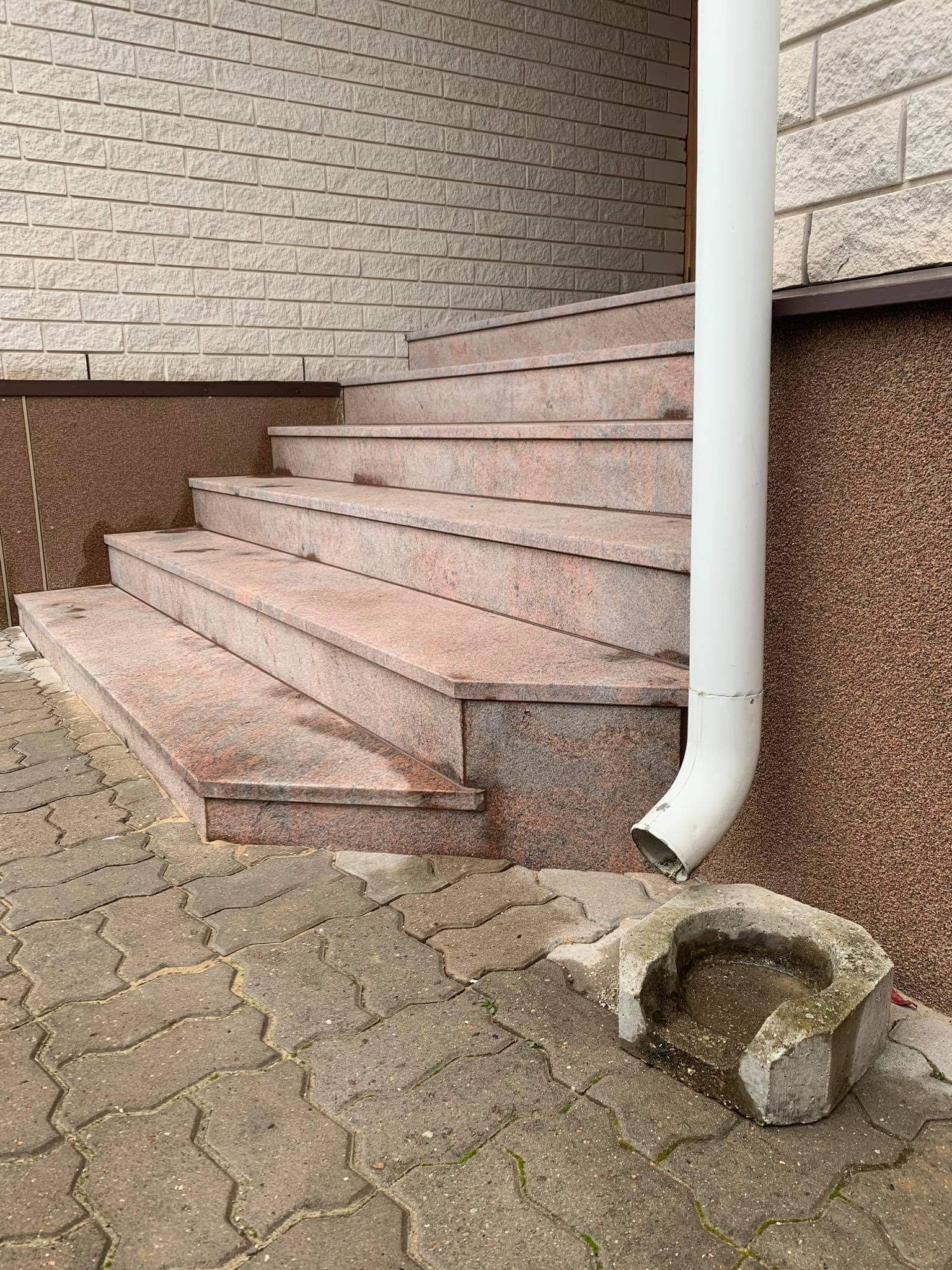Āra kāpnēm granīts Multicolor ar dedzinātu virsmu