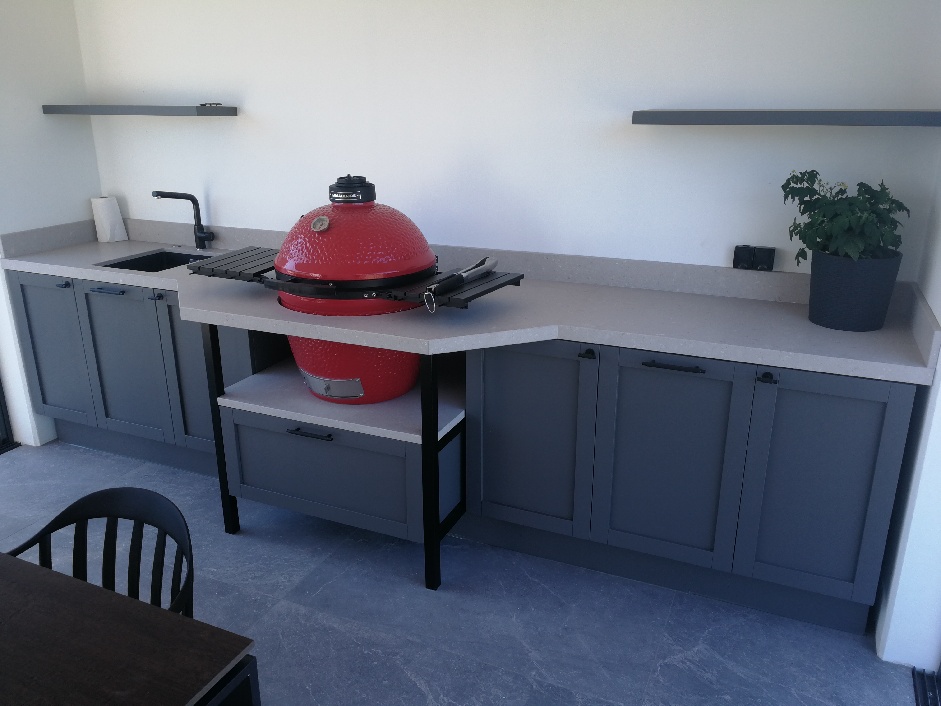 Outdoor kitchen with Clamshell matte surface