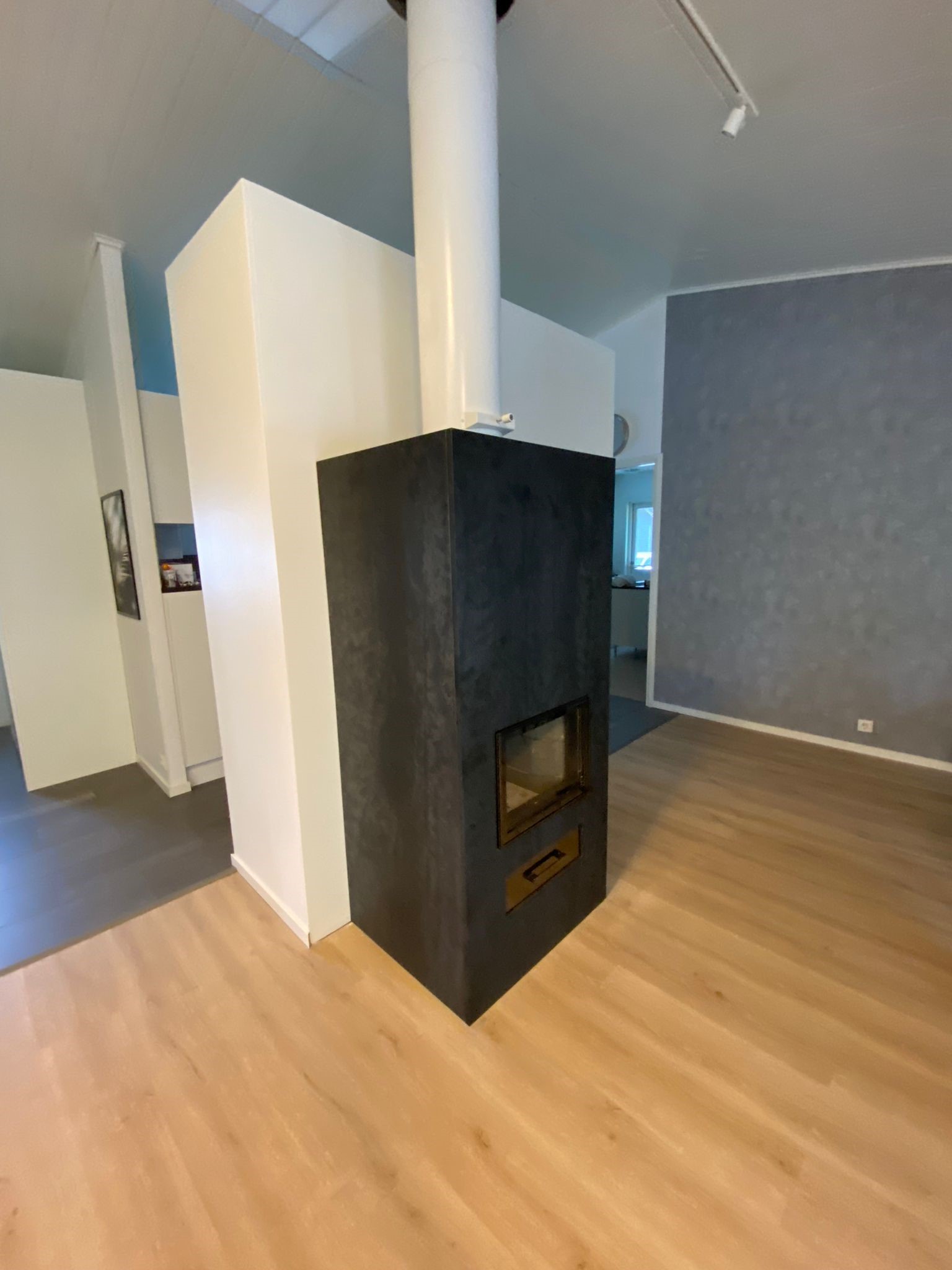 Kamin Black Tempal kvartskiviga