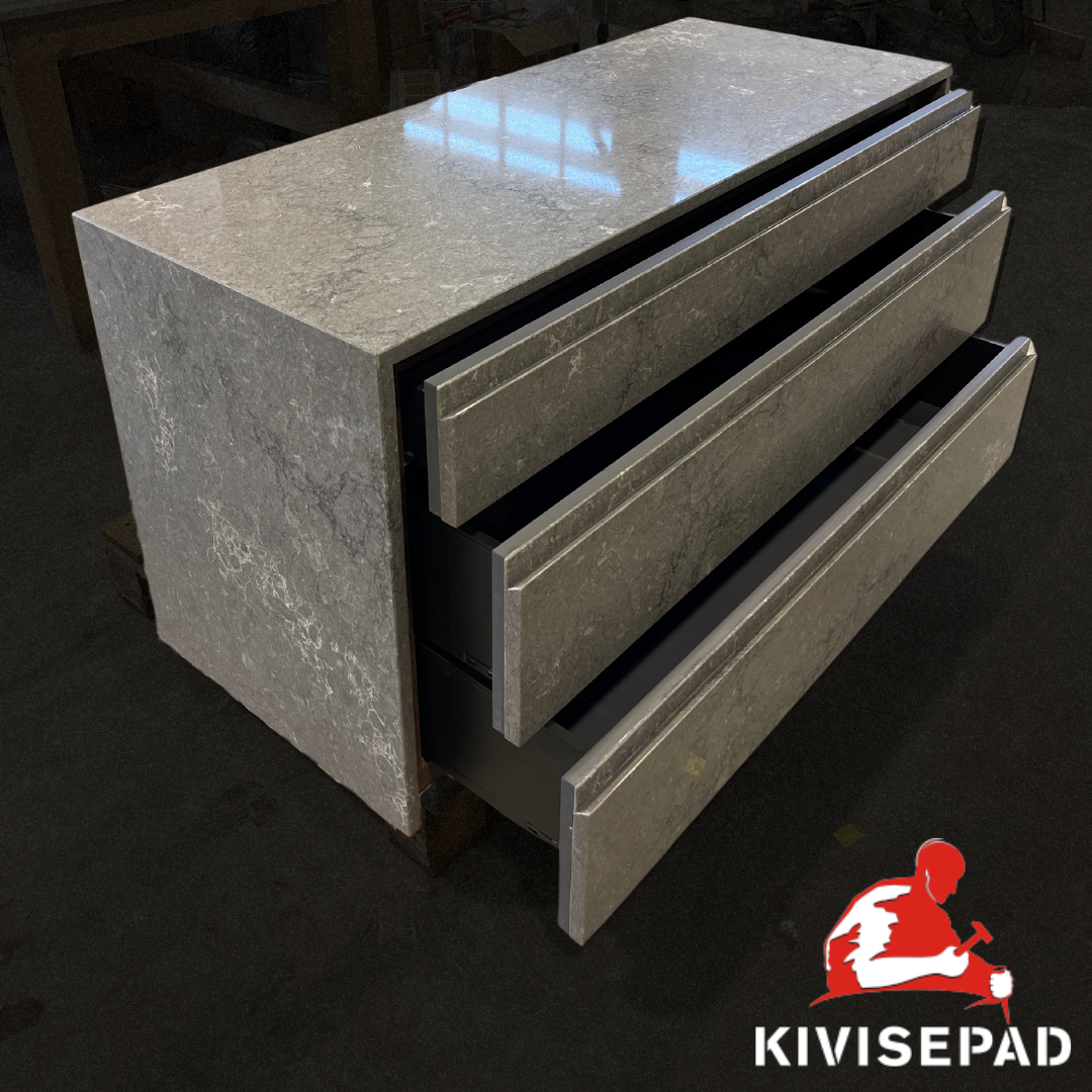 Skapis no Turbine Grey kvarca