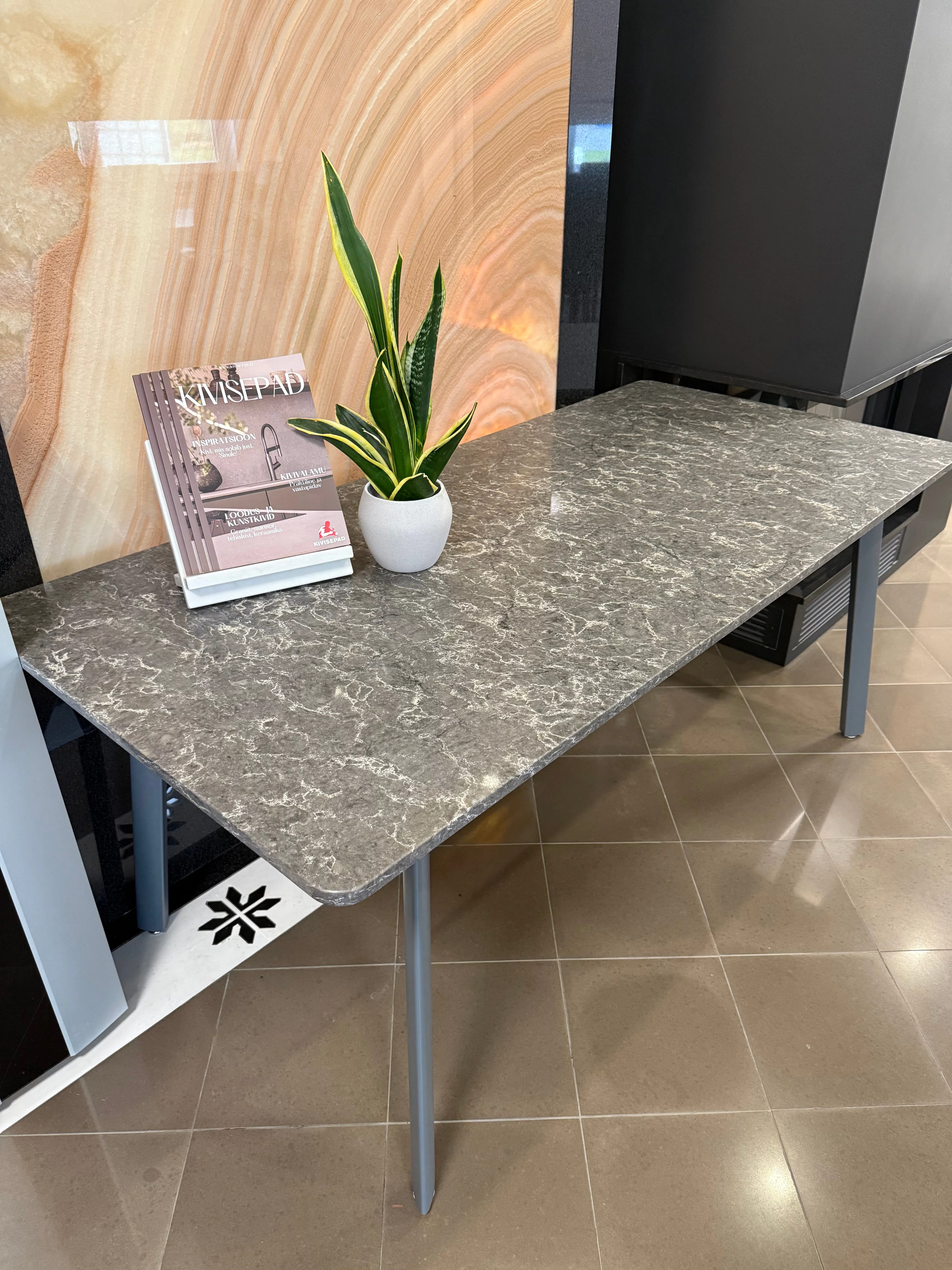 Spisebord i Coastal Grey-kvarts.