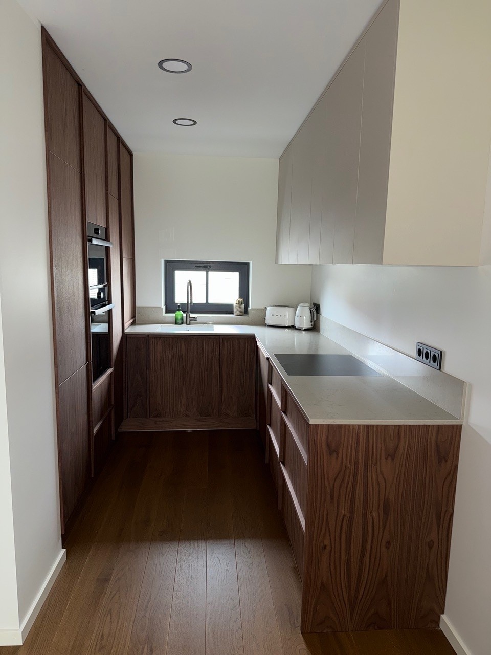 Kitchen with Taj Royale quartz stone